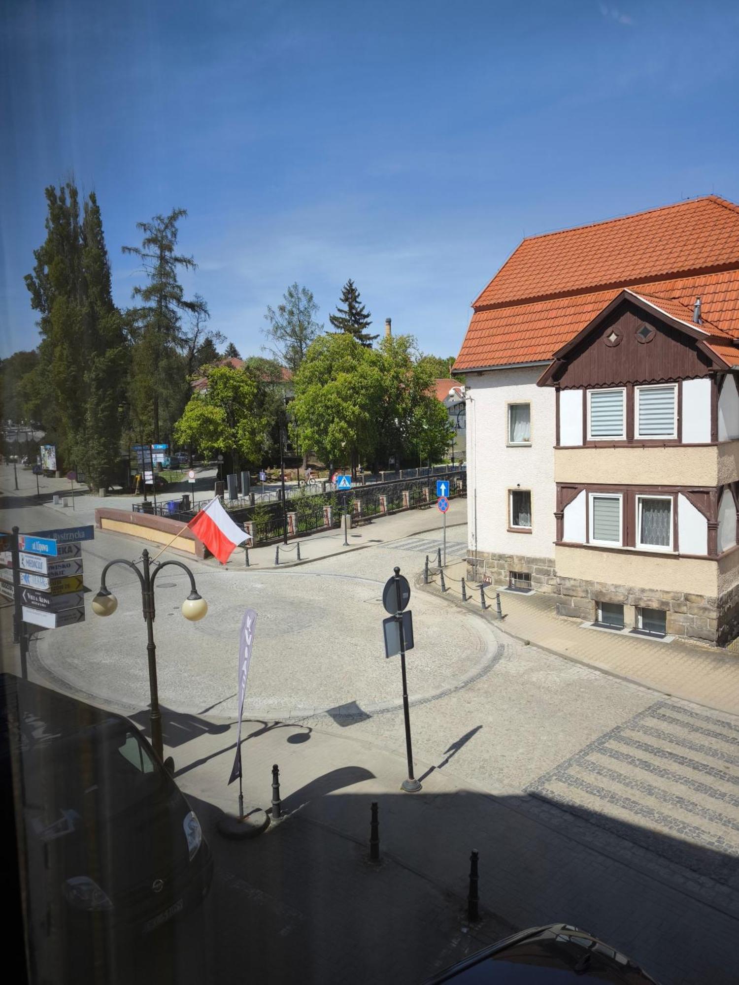 Uroczy Apartament Przy Deptaku Z Parkingiem. Polanica-Zdroj Exterior photo